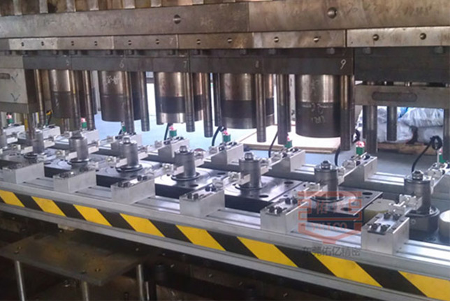 （汽車(chē)行業(yè)）三次元傳送機(jī)械手配沖床安例