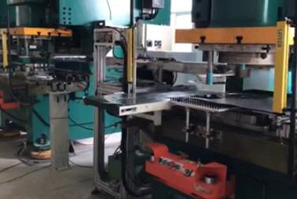 材料架、整平機、偏擺送料機、連桿式機械手+9臺沖床