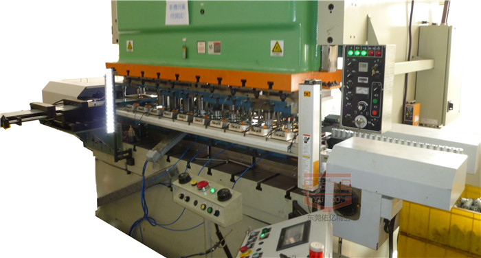 沖床二次元機(jī)械手自動(dòng)化沖壓生產(chǎn)線有什么特點(diǎn)？